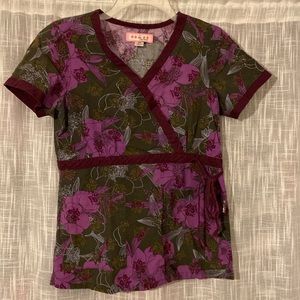 Koi XS women’s scrub top. 2 pockets